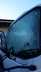 トラック窓凍る